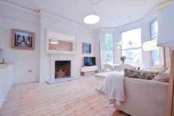 Stylish 2BR Designer Flat Holland Park 201