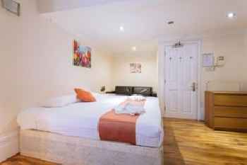 Hyde Park Economy Apartments 201