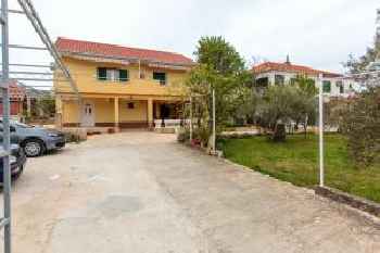 One bedroom apartment at Slatine 250 m away from the beach with sea view enclosed garden and wifi 201