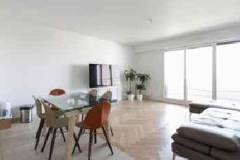 Spacious 4-rooms with terrace and parking close to Paris 201